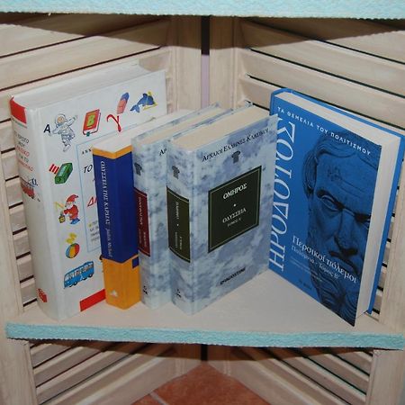 Luxury Traditional Room The Small Bookstore Kastro-Kyllini Екстериор снимка