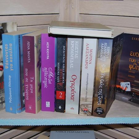 Luxury Traditional Room The Small Bookstore Kastro-Kyllini Екстериор снимка