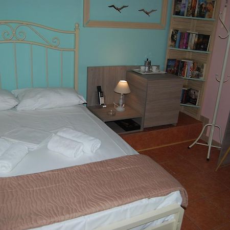 Luxury Traditional Room The Small Bookstore Kastro-Kyllini Екстериор снимка