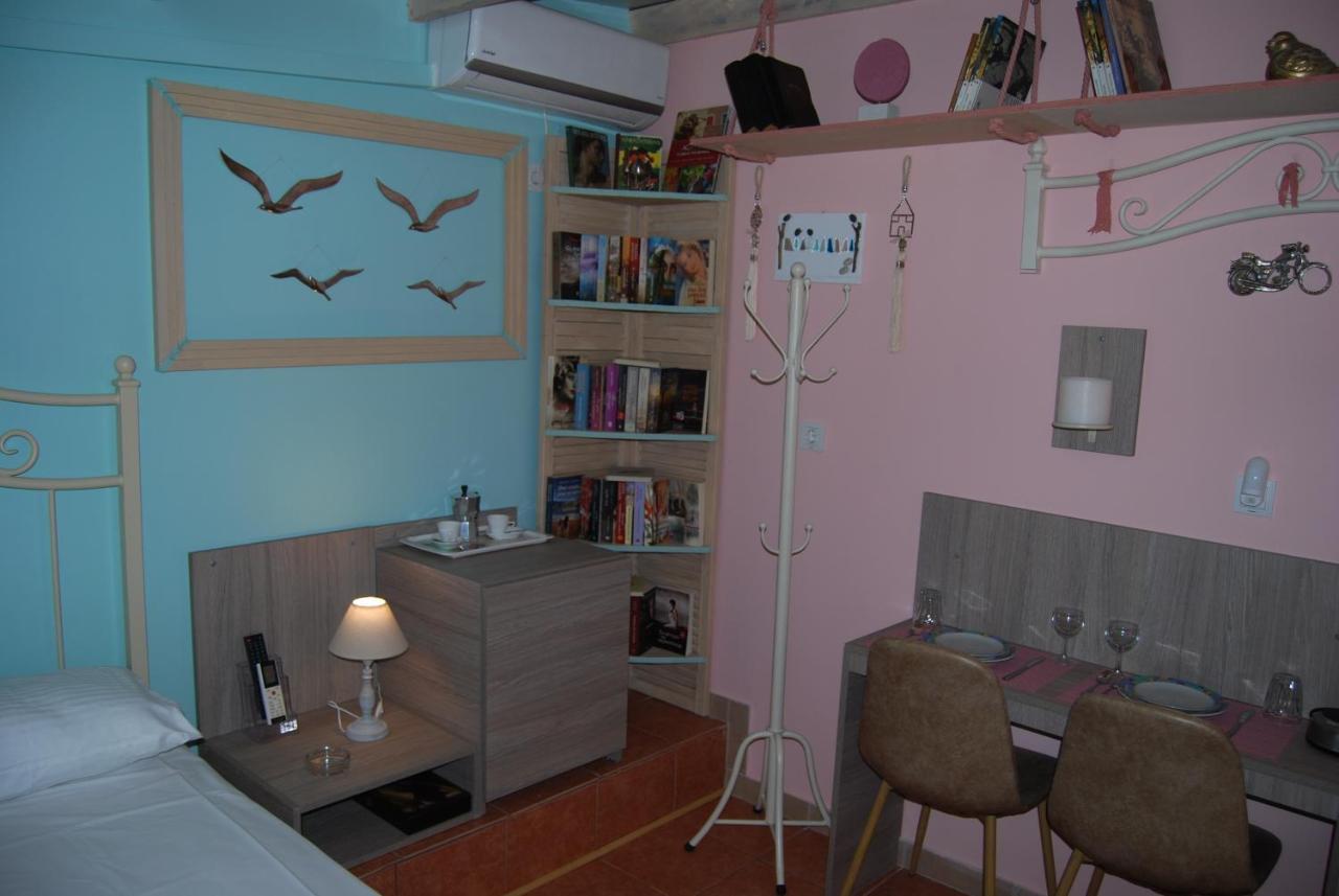 Luxury Traditional Room The Small Bookstore Kastro-Kyllini Екстериор снимка