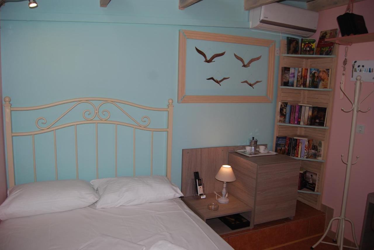 Luxury Traditional Room The Small Bookstore Kastro-Kyllini Екстериор снимка