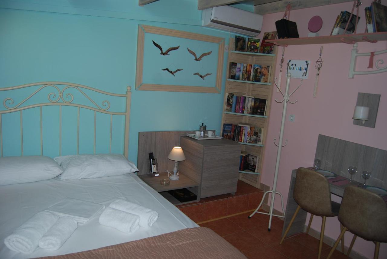 Luxury Traditional Room The Small Bookstore Kastro-Kyllini Екстериор снимка