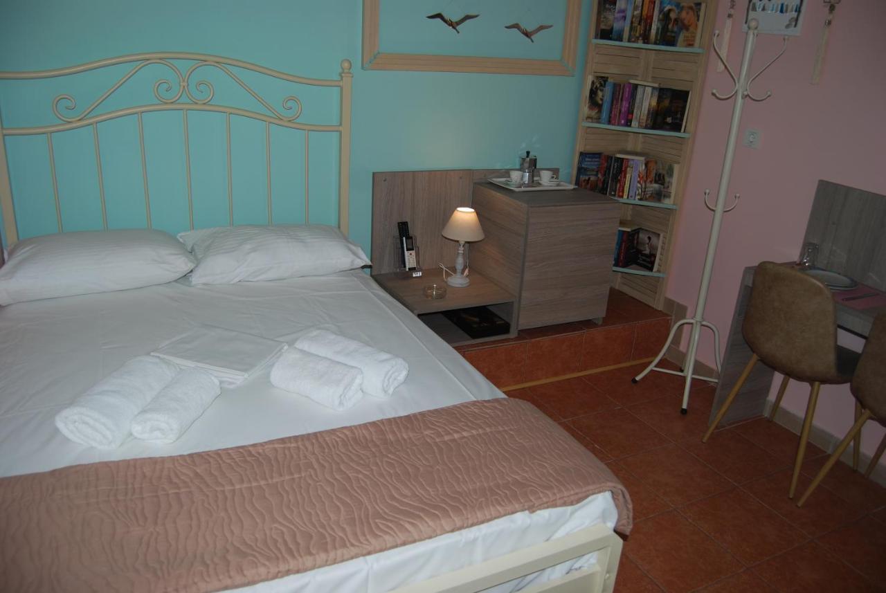 Luxury Traditional Room The Small Bookstore Kastro-Kyllini Екстериор снимка